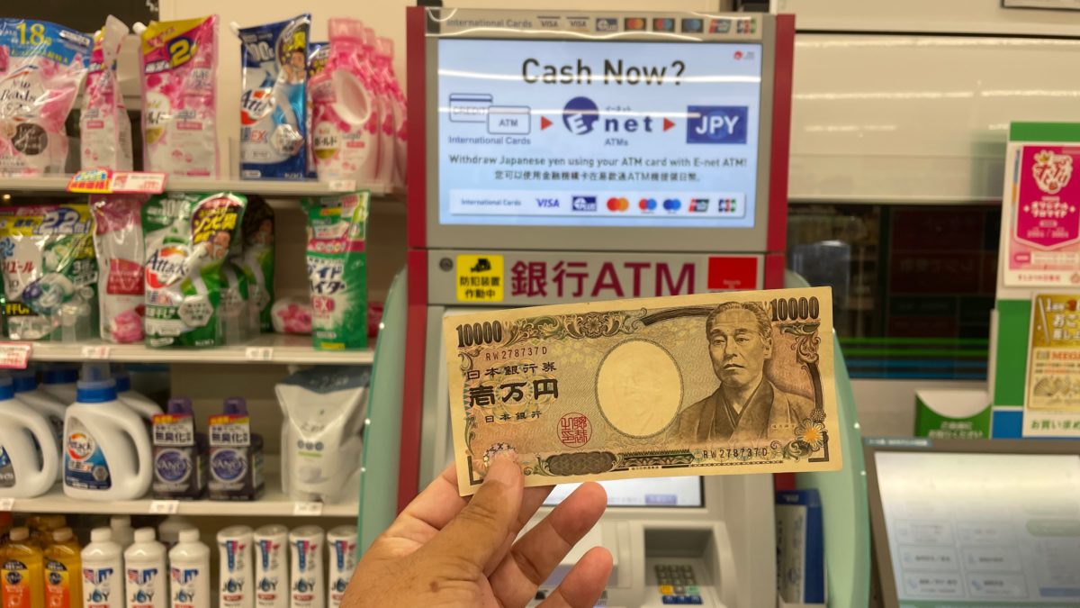 沖縄のコンビニのATMで10千円をおろす